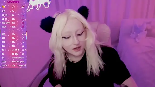 JuliaSharkk online show from 11/22/25, 10:09