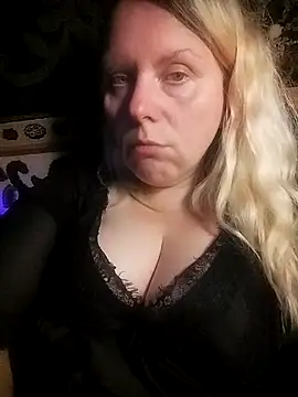 Snapshot of Fiona696 chatting on 10/08/25, 04:37 Fiona696 online show from 10/08/25, 04:37