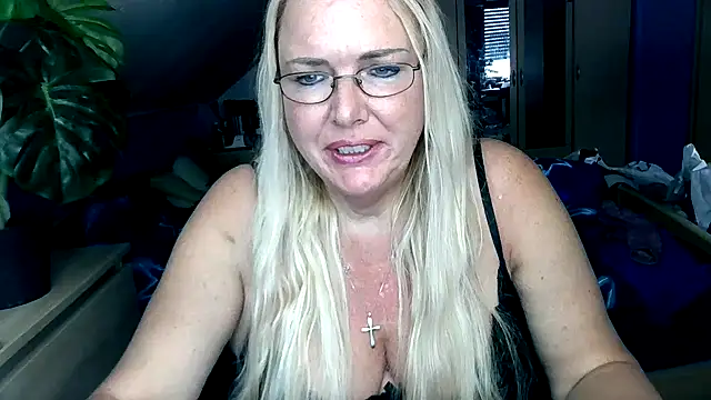 Sandy-Summer online show from 10/21/25, 02:51