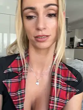Snapshot of ericafontesx chatting on 10/10/25, 12:04 ericafontesx online show from 10/10/25, 12:04