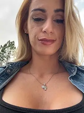 Snapshot of ericafontesx chatting on 10/27/25, 01:04 ericafontesx online show from 10/27/25, 01:04
