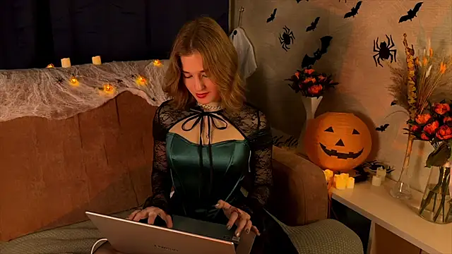 Snapshot of LilianLee chatting on 10/27/25, 02:43 LilianLee online show from 10/27/25, 02:43