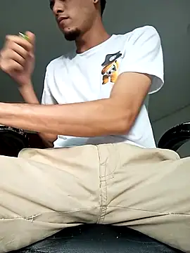 Snapshot of Pingasaboy20 chatting on 11/07/25, 10:10 Pingasaboy20 online show from 11/07/25, 10:10