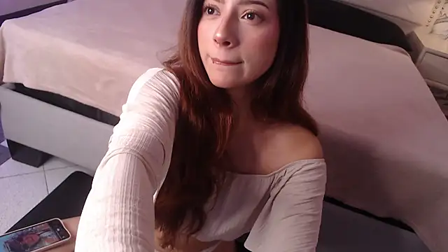 Snapshot of Adrianna5_ chatting on 11/08/25, 11:21 Adrianna5 online show from 11/08/25, 11:21