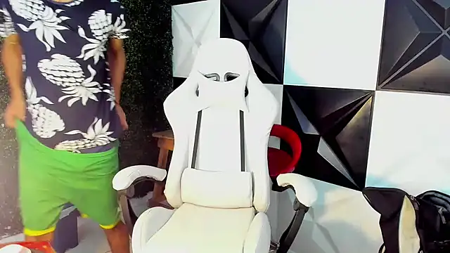 Snapshot of xion_ez chatting on 10/30/25, 07:58 xion ez online show from 10/30/25, 07:58