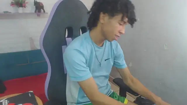 Snapshot of xion_ez chatting on 12/17/25, 09:43 xion ez online show from 12/17/25, 09:43