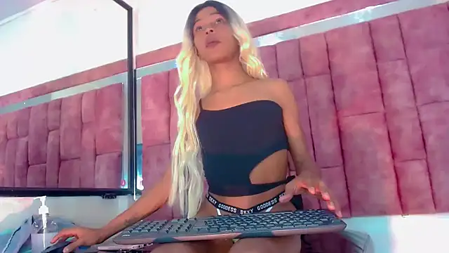 Snapshot of katherine_x1 chatting on 11/30/25, 04:16 katherine x1 online show from 11/30/25, 04:16