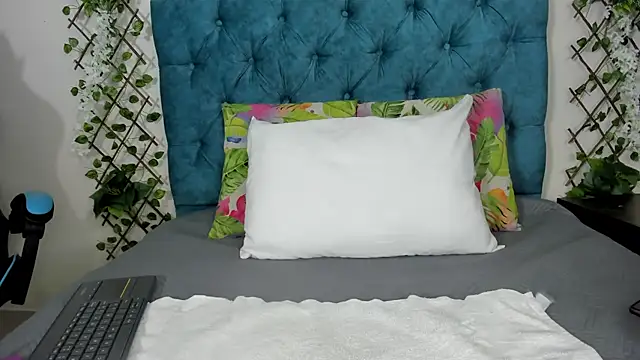 Snapshot of violett__rousee chatting on 10/06/25, 02:36 violett  rousee online show from 10/06/25, 02:36