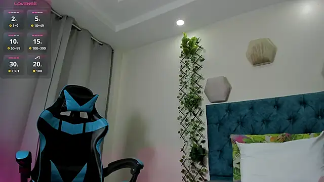 Snapshot of violett__rousee chatting on 10/07/25, 02:14 violett  rousee online show from 10/07/25, 02:14