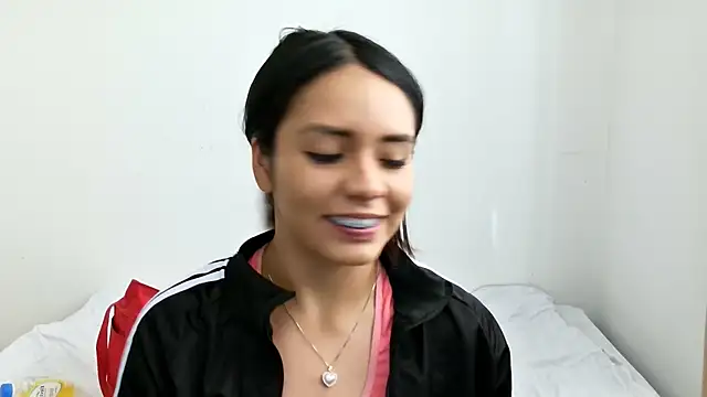 Snapshot of BellaBliss123 chatting on 10/11/25, 07:23 BellaBliss123 online show from 10/11/25, 07:23