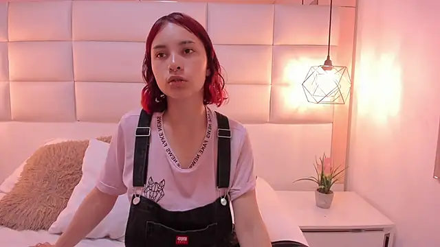 Snapshot of Megane_whitte chatting on 11/16/25, 08:47 Megane whitte online show from 11/16/25, 08:47