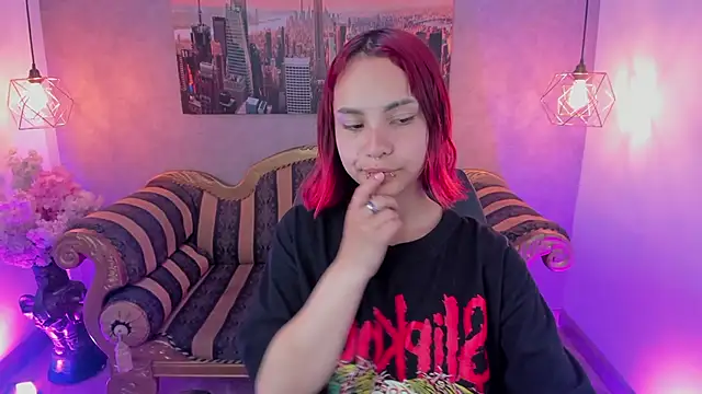 Snapshot of Megane_whitte chatting on 11/17/25, 08:58 Megane whitte online show from 11/17/25, 08:58