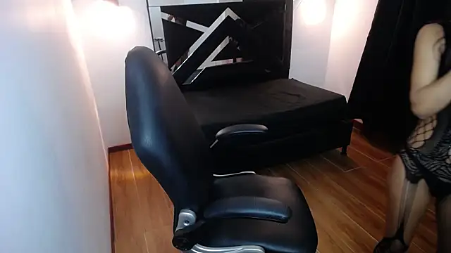 Snapshot of MarianaRojas_ chatting on 12/22/25, 04:31 MarianaRojas online show from 12/22/25, 04:31