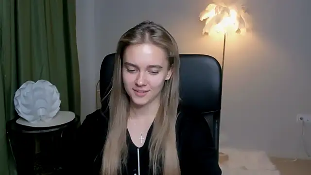 Snapshot of JuneWoods chatting on 10/03/25, 11:51 JuneWoods online show from 10/03/25, 11:51