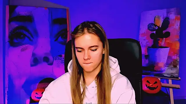 Snapshot of JuneWoods chatting on 10/29/25, 06:37 JuneWoods online show from 10/29/25, 06:37