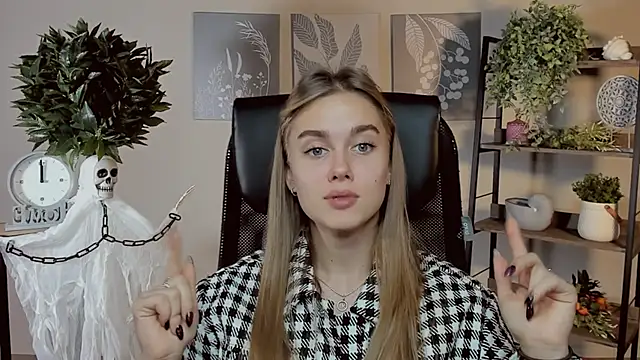 Snapshot of JuneWoods chatting on 10/31/25, 01:01 JuneWoods online show from 10/31/25, 01:01