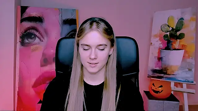 Snapshot of JuneWoods chatting on 11/01/25, 11:12 JuneWoods online show from 11/01/25, 11:12