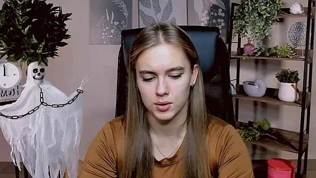 Snapshot of JuneWoods chatting on 11/08/25, 11:43 JuneWoods online show from 11/08/25, 11:43