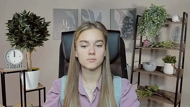 Snapshot of JuneWoods chatting on 11/12/25, 07:42 JuneWoods online show from 11/12/25, 07:42