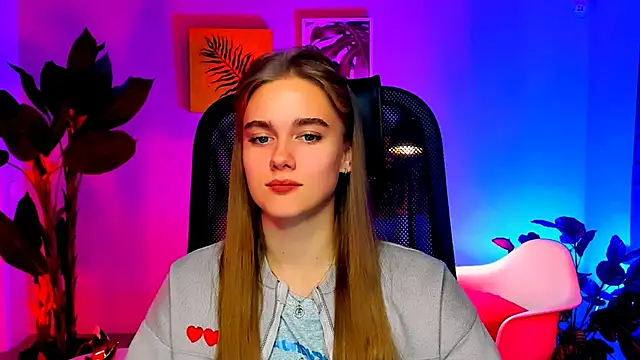 Snapshot of JuneWoods chatting on 11/13/25, 07:40 JuneWoods online show from 11/13/25, 07:40