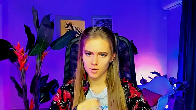 Snapshot of JuneWoods chatting on 11/19/25, 06:24 JuneWoods online show from 11/19/25, 06:24