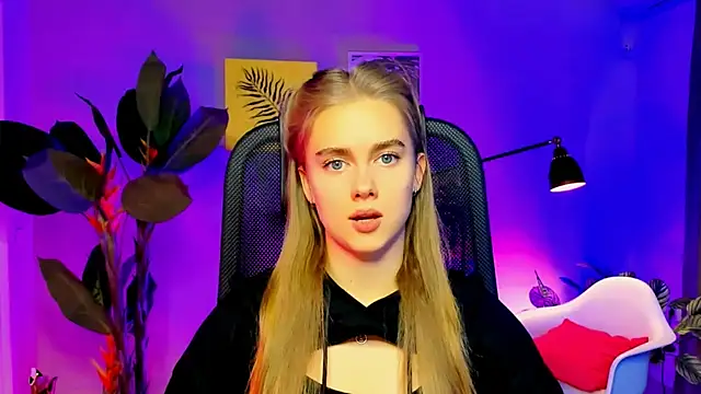 Snapshot of JuneWoods chatting on 11/20/25, 09:20 JuneWoods online show from 11/20/25, 09:20