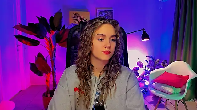 Snapshot of JuneWoods chatting on 11/22/25, 10:25 JuneWoods online show from 11/22/25, 10:25