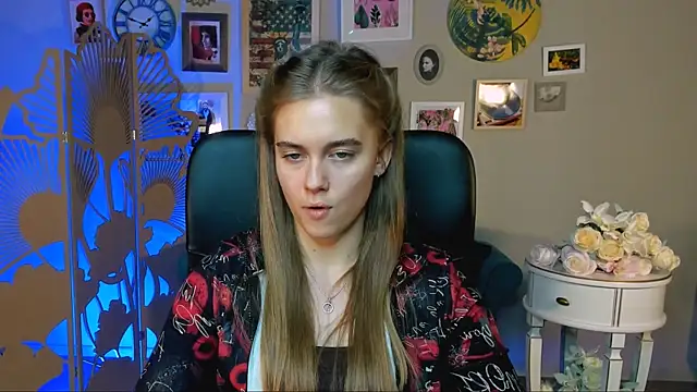 Snapshot of JuneWoods chatting on 11/25/25, 05:18 JuneWoods online show from 11/25/25, 05:18