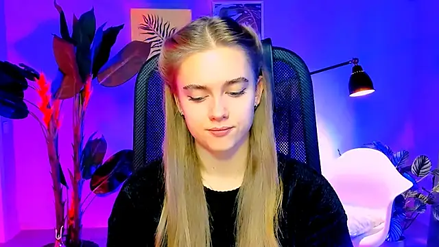 Snapshot of JuneWoods chatting on 11/27/25, 06:04 JuneWoods online show from 11/27/25, 06:04