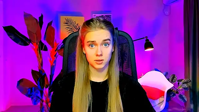 Snapshot of JuneWoods chatting on 12/01/25, 06:18 JuneWoods online show from 12/01/25, 06:18