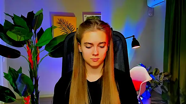 Snapshot of JuneWoods chatting on 12/04/25, 06:23 JuneWoods online show from 12/04/25, 06:23