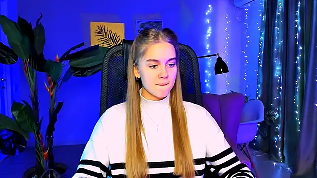 Snapshot of JuneWoods chatting on 12/15/25, 06:28 JuneWoods online show from 12/15/25, 06:28