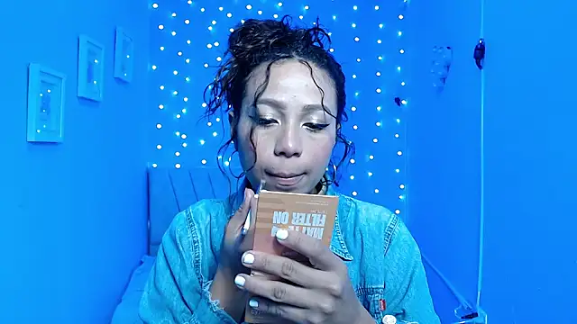 Snapshot of mIley_011 chatting on 10/18/25, 01:12 mIley 011 online show from 10/18/25, 01:12