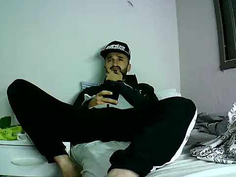 Snapshot of krerem chatting on 10/25/25, 03:51 krerem online show from 10/25/25, 03:51