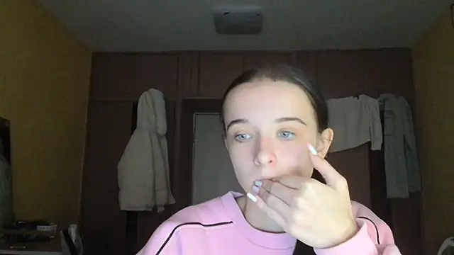 Snapshot of Emilia_Light chatting on 10/27/25, 07:45 Emilia Light online show from 10/27/25, 07:45