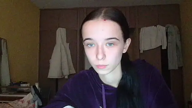 Snapshot of Emilia_Light chatting on 10/28/25, 12:09 Emilia Light online show from 10/28/25, 12:09