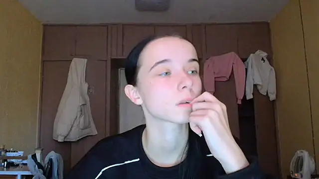 Snapshot of Emilia_Light chatting on 10/30/25, 07:32 Emilia Light online show from 10/30/25, 07:32