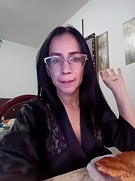 Snapshot of YaraDuartee chatting on 10/15/25, 12:55 YaraDuartee online show from 10/15/25, 12:55