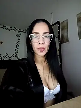 Snapshot of YaraDuartee chatting on 10/23/25, 10:08 YaraDuartee online show from 10/23/25, 10:08