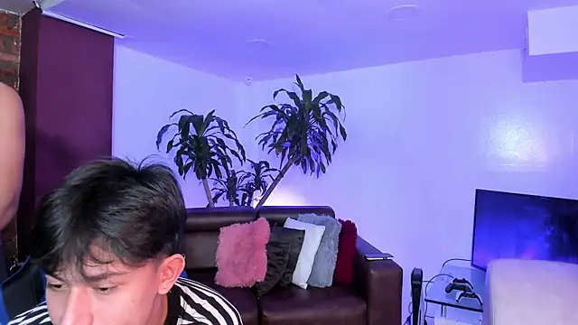 Snapshot of Spaceboys18 chatting on 10/15/25, 01:17 Spaceboys18 online show from 10/15/25, 01:17