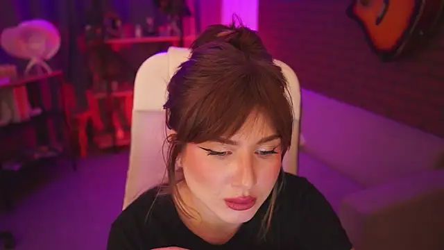 FameyBlum online show from 10/18/25, 05:43