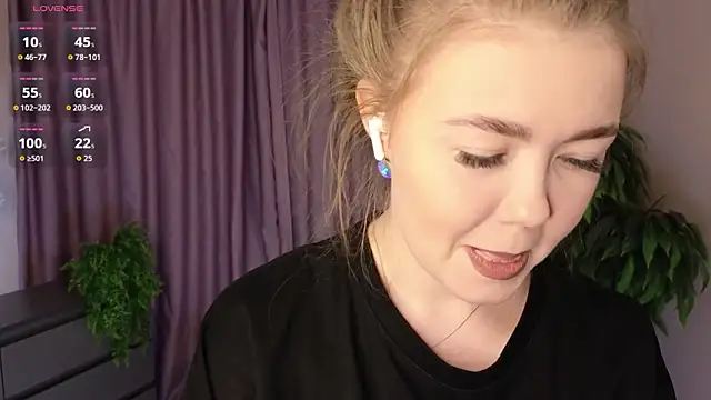 Snapshot of TwixieGuo chatting on 11/26/25, 10:49 TwixieGuo online show from 11/26/25, 10:49