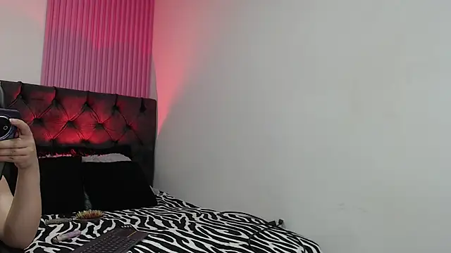 Snapshot of iam_kinky chatting on 10/27/25, 02:10 iam kinky online show from 10/27/25, 02:10