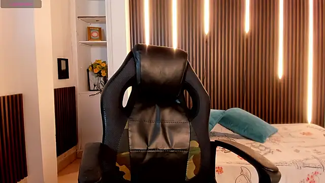 Snapshot of Violet_Anders chatting on 10/22/25, 08:19 Violet Anders online show from 10/22/25, 08:19