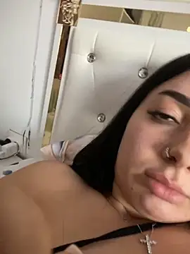 Snapshot of Romina6 chatting on 10/21/25, 11:44 Romina6 online show from 10/21/25, 11:44