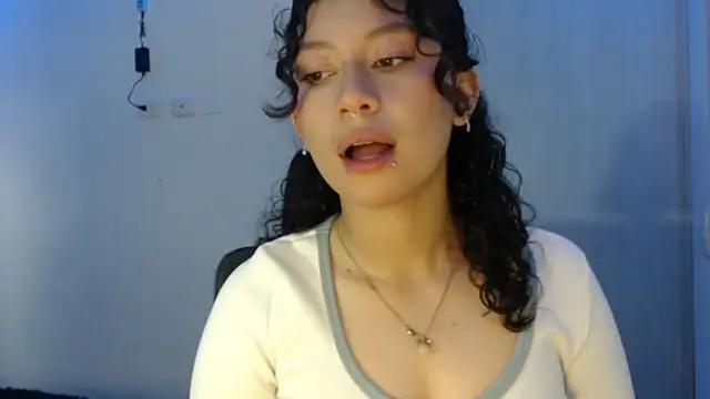 Snapshot of Ivonnybonn chatting on 10/24/25, 03:19 Ivonnybonn online show from 10/24/25, 03:19