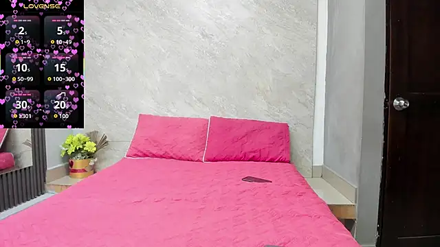 Snapshot of Chanel-munoz chatting on 11/15/25, 01:36 Chanel-munoz online show from 11/15/25, 01:36