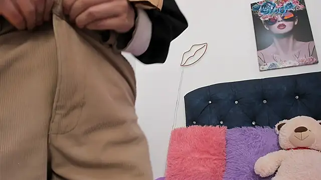 Snapshot of Kyvella_Myric chatting on 10/30/25, 08:42 Kyvella Myric online show from 10/30/25, 08:42