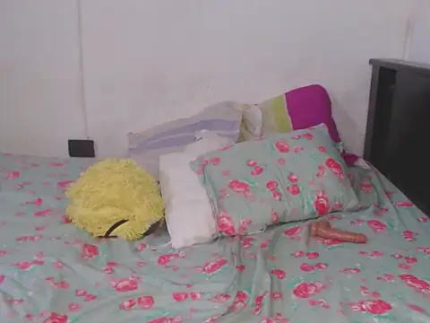 Snapshot of scarlett2310 chatting on 10/30/25, 04:19 scarlett2310 online show from 10/30/25, 04:19