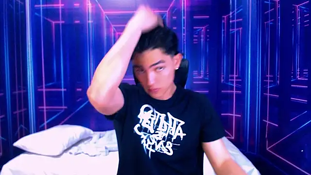 Snapshot of RomeoMillerr chatting on 10/28/25, 07:05 RomeoMillerr online show from 10/28/25, 07:05